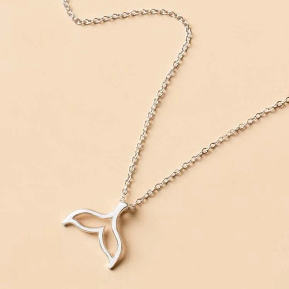 Jewelry - Whale tail necklace